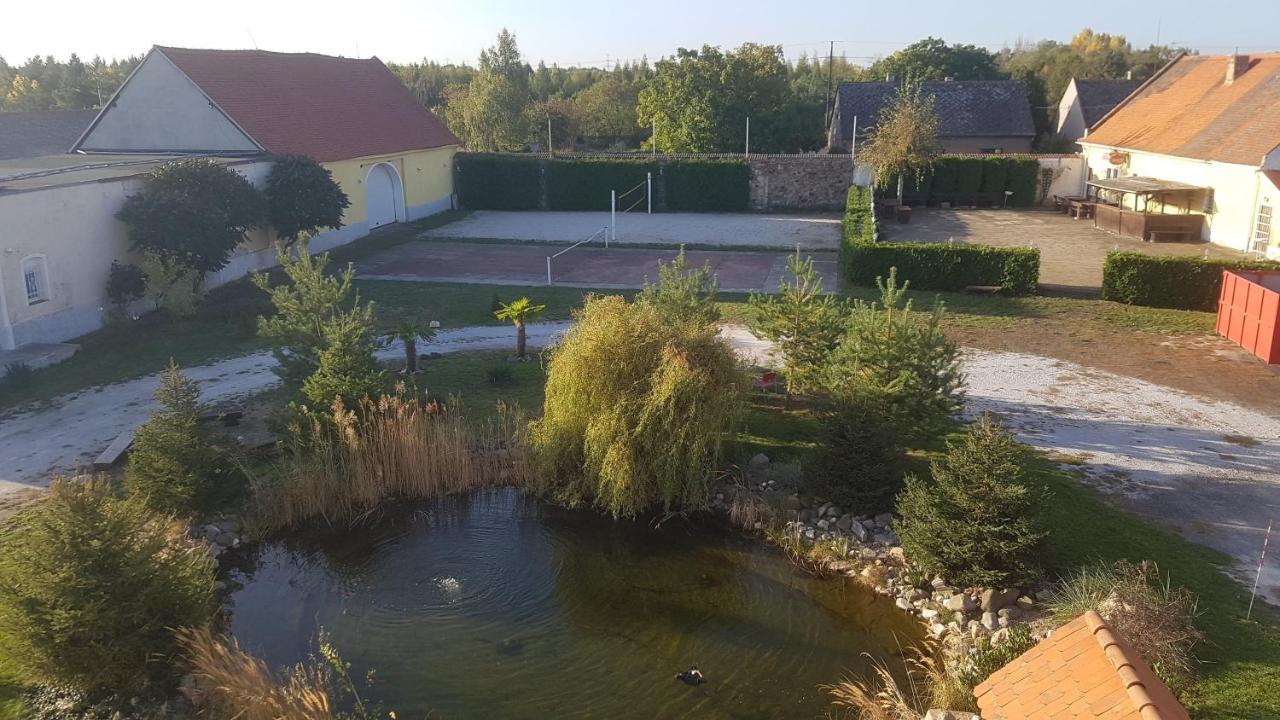 Holiday Centrum Zatec  Luaran gambar